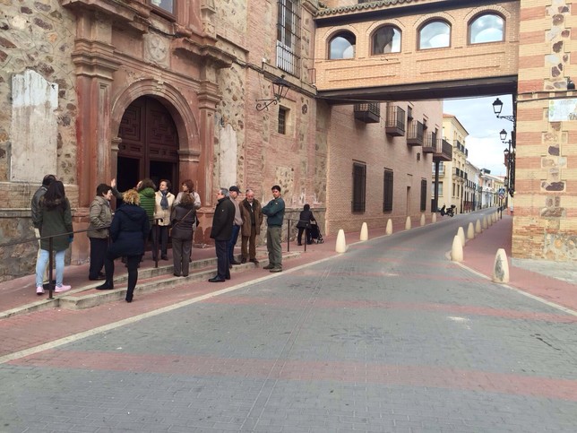 Un grupo de vecinos impide la retirada de dos placas franquistas en La Merced 58F35CD5-93A0-009B-623FAACC164C9147