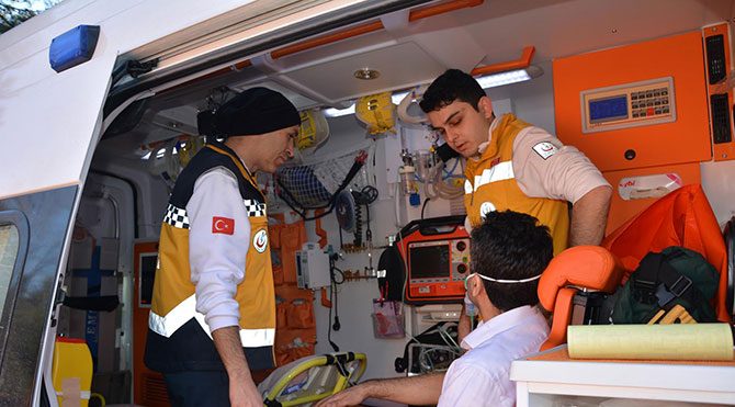 Yalova Mesleki ve Teknik Anadolu Lisesi'nin laboratuvarında kimya dersi sırasında deney yapılırken patlama oldu. Laboratuvar670