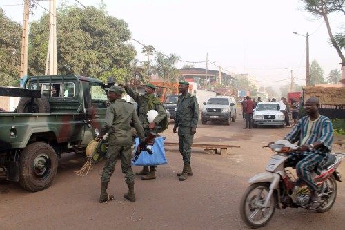 Mali'nin başkenti Bamako'da bulunan bir restorana makineli tüfek ve el bombaları kullanılarak yapılan saldırıda 5 kişi öldü, 8 kişi de yaralandı Mali-la-terrasse-1-Custom