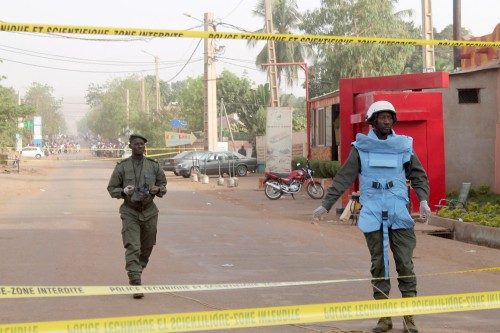 Mali'nin başkenti Bamako'da bulunan bir restorana makineli tüfek ve el bombaları kullanılarak yapılan saldırıda 5 kişi öldü, 8 kişi de yaralandı Mali-la-terrasse-4-Custom