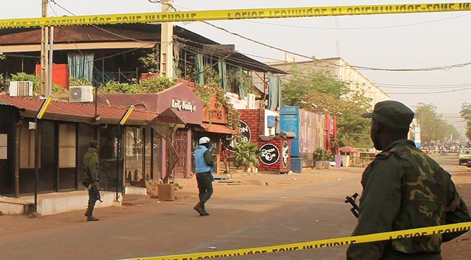 Mali'nin başkenti Bamako'da bulunan bir restorana makineli tüfek ve el bombaları kullanılarak yapılan saldırıda 5 kişi öldü, 8 kişi de yaralandı Mali-la-terrasse-670