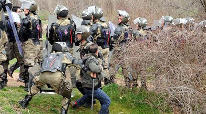 Tokat'ın Zile ilçesinde yapılacak 3 HES'i protesto etmek isteyen köylüler inşaatlara yürümek istedi. Zaman zaman jandarma gruba müdahale etti. Hes3