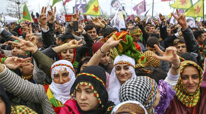 Apo posterleri ile PKK paçavraları altında Apo'nun mektubu okundu. Mektupta sadece PKK'ya kongre çağrısı yapıldı. Diyarbakir-671