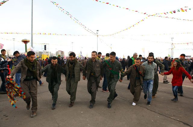 Apo posterleri ile PKK paçavraları altında Apo'nun mektubu okundu. Mektupta sadece PKK'ya kongre çağrısı yapıldı. Diyarbakir-nevruz-2