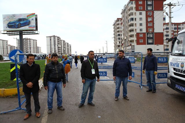 Apo posterleri ile PKK paçavraları altında Apo'nun mektubu okundu. Mektupta sadece PKK'ya kongre çağrısı yapıldı. Diyarbakir-nevruz-3