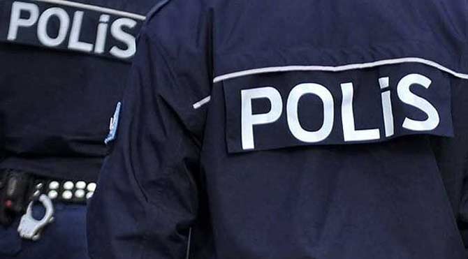 İstanbul'da çalıntın bir motosikleti durduran polis, 6 suçtan kaydı bulunan 16 yaşındaki sürücü ve arkadaşlarının saldırısına uğradı. 67010