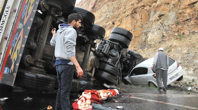 Şanlıurfa'da 3 aracın karıştığı zincirleme trafik kazasında ölenlerin sayısı 12'ye yükseldi. Sanliurfa-kaza-671