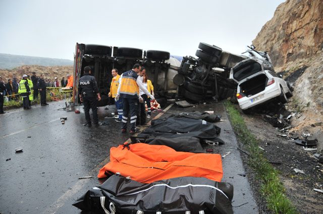 Şanlıurfa'da 3 aracın karıştığı zincirleme trafik kazasında ölenlerin sayısı 12'ye yükseldi. Urfa-kaza-671