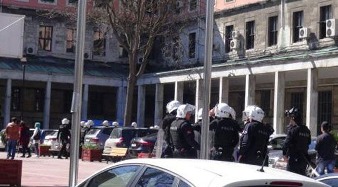 İstanbul Üniversitesi Fen-Edebiyat Fakültesi’nde protesto gösterileri yapan gruba polis müdahale etti, 11’i kadın 21 kişi gözaltına alındı. Istanbul-universitesi