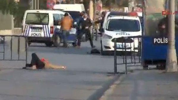 Vatan Caddesi’nde bulunan İstanbul Emniyet Müdürlüğü önünde silahlı çatışma meydana geldi. Yerde