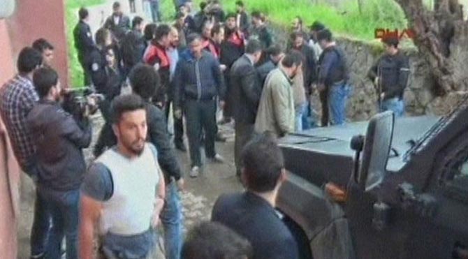 Cinayaet zanlısını yakalamaya giden polislere zanlının akrabaları pompalı tüfekle ateş açıldı. İkisi polis 3 kişi yaralandı. Diyarbakir-670