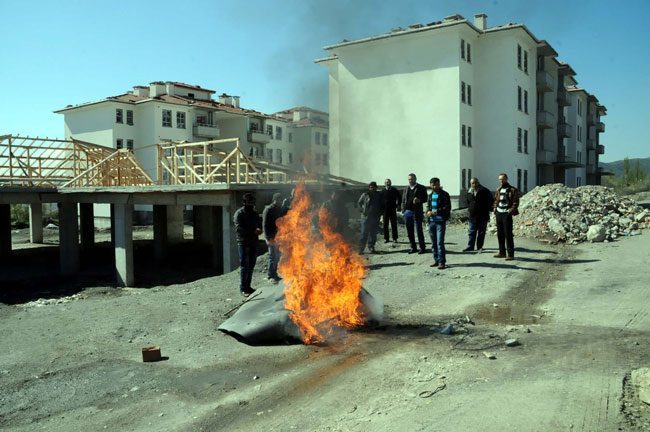 Başbakanlık Toplu Konut İdaresi (TOKİ) tarafından yaptırılan toplu konut inşaatında çalışan işçiler, 5 aydır maaşlarını alamadı. Toki-maas-krizi-ic-2