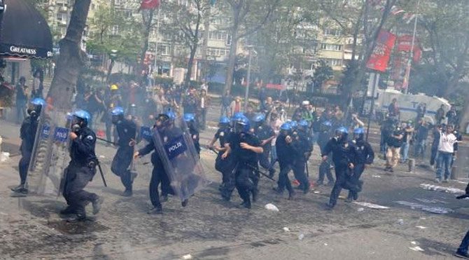1 Mayıs'ta İstanbul'da gözaltına alınıp adliyeye sevk edilen 239 kişiden 19'u tutuklandı. 1-mayis-371