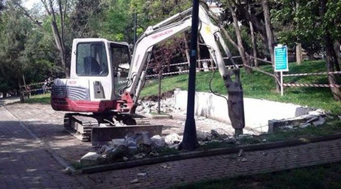 Beşiktaş Abbasağa Parkı'ndaki spor aletleri söküldü. Yerine kafe yapılacağını öğrenen mahalleli duruma tepki gösterip parkta beklemeye başladı. Abbasagaparki6702