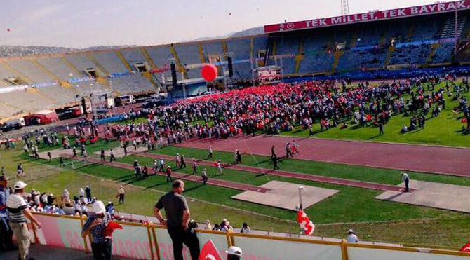 Recep Tayyip Erdoğan'ın İzmir Atatürk Stadı’nda gerçekleştirdiği “toplu açılış” programı, Vali'nin çabalarına rağmen ilgi görmedi. Izmir-670