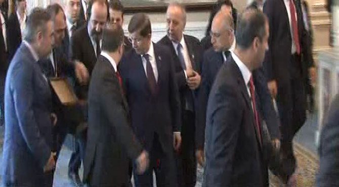 Başbakan Davutoğlu’na Çırağan’da hediye sürprizi yapıldı. TİM’in 2 saat süren toplantısının ardından Başbakan Çırağan Sarayı’ndan ayrılırken Türkiye Ayakkabı Sanayicileri Derneği Başkanı Hüseyin Çetin yanına geldi.  Çetin’in elinde bir ayakkabı kutusu var Davutoglu-671