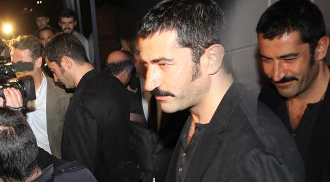 Kenan İmirzalıoğlu, Ulus Sunset'te arkadaşlarıyla birlikte akşam yemeği yedi. Kenan-imirzalioglu-sli