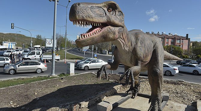 Ankara Büyükşehir Belediyesi, Ankapark'ın tanıtımı için Çiftlik Kavşağı'na koyduğu dinazor heykelini değiştirdi. Dinazor heykeli, yerine Dinocan geldi. Dino-2