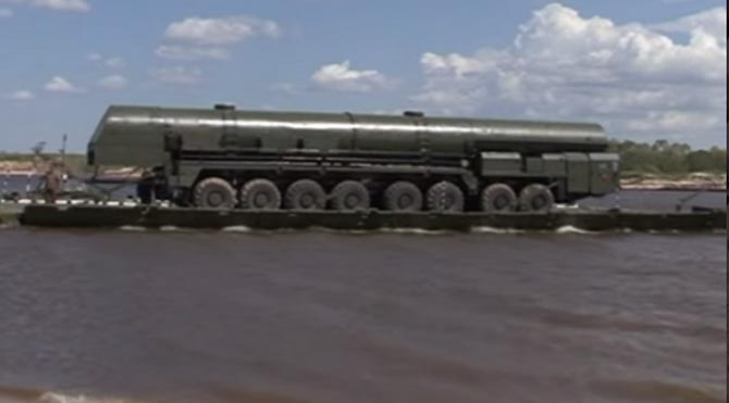 Rusya'da bulunan dünyanın en büyük nükleer füzeleri dubalar üzerinde nehirden geçirildi Nukleer-fuze-371