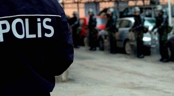 Emniyet Teşkilatı’nda amir ve müdürlerin terfisi ile resen emekliliğini düzenleyecek olan Polis Şurası, 7 Haziran genel seçimleri sonrasına ertelendi. Polis-670