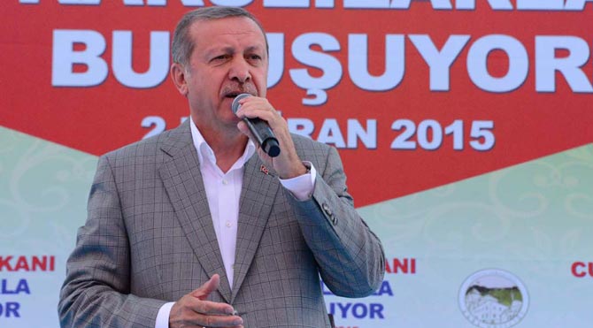 Cumhurbaşkanı Recep Tayyip Erdoğan’ın, “Onlar konuşuyor” kısmını dile getirmesi üzerine kalabalık da hep bir ağızdan “AK Parti yapar” dedi. Erdogan-6701