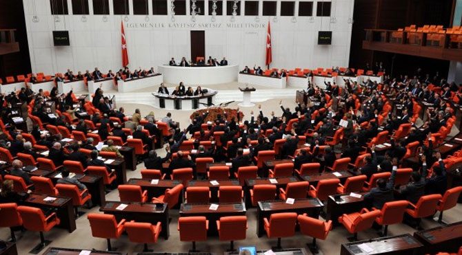 Sonbahar'da yine 3 dönem kuralı devreye giriyor. Olası bir erken seçimde AKP'nin birçok ismi listeye giremeyecek. Meclis-671