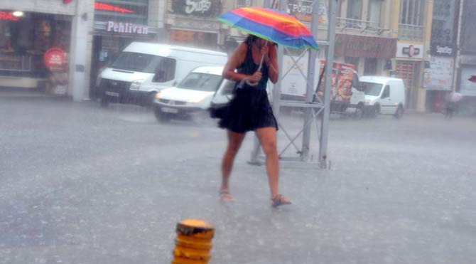 Meteoroloji Genel Müdürlüğü, İstanbul için bugün ikinci kez kuvvetli yağış uyarısı yaptı. Uyari-670