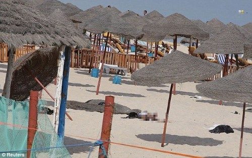 Tunus'un Susa kentinde turistik bir otelin önünde silahlı saldırı düzenlendi. Saldırıda 27 kişinin öldüğü belirtiliyor. Tunus-turist-saldiri-6-custom