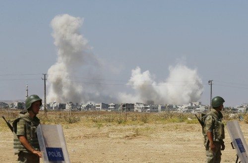 Türkiye sınırındaki Suriye kenti Kobani'de, YPG güçleri IŞİD militanlarının bulunduğu bir binayı bomba döşeyerek imha etti 2015-06-27t081715z_1882572044_gf10000140816_rtrmadp_3_mideast-crisis-syria-kobani-custom