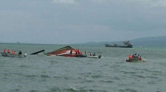 Filipinler'in Ormoc şehri açıklarında 173 yolcusu bulunan bir feribotun alabora olduğu bildirildi. Kazada en az 34 kişinin hayatını kaybettiği belirtiliyor. Filipinler-feribot-batti-670