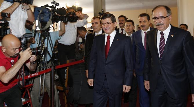 Başbakan Ahmet Davutoğlu, koalisyon görüşmeleri kapsamında dünkü CHP ziyaretinin ardından bugün de MHP Genel Merkezi'ni ziyaret etti. Davutoglu-bahceli-ic
