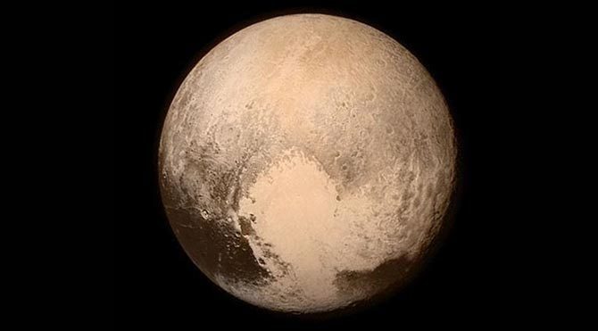 NASA'nın uzay aracı New Horizons, Plüton'a şimdiye kadar yapılan en yakın uçuştan ilk görüntüyü paylaştı Plutocummm