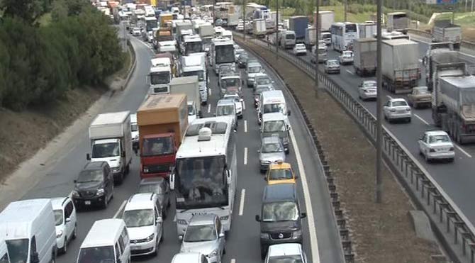 Bayrama iki gün tatile çıkanlar nedeniyle İstanbul trafiği kilitlendi. Tem-670