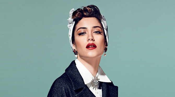 Hazal Kaya’ya bir hayranının sevgi dozunu arttırması üzerine, can güvenliği için şikayette bulundu... Hazal