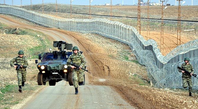 488 kişi Türkiye'ye girmeye çalışırken 26 kişi ise Suriye'ye gitmeye çalışırken yakalandı. Suriye-siniri-671