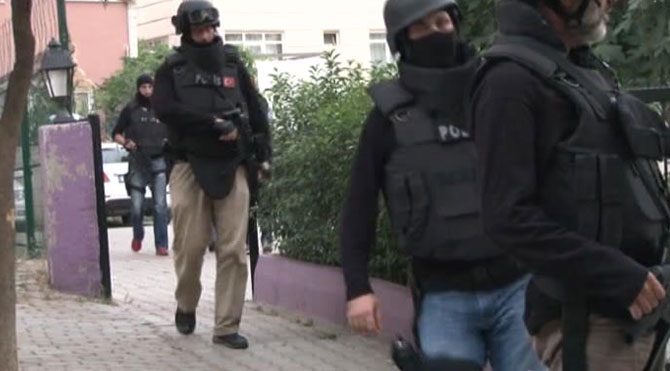 İstanbul'da terör örgütü IŞİD'e yönelik düzenlenen operasyonlarda 3 kişi gözaltına alınırken yurt genelinde bir çok ilde terör operasyonları düzenlendi. Isid-operasyionu-371