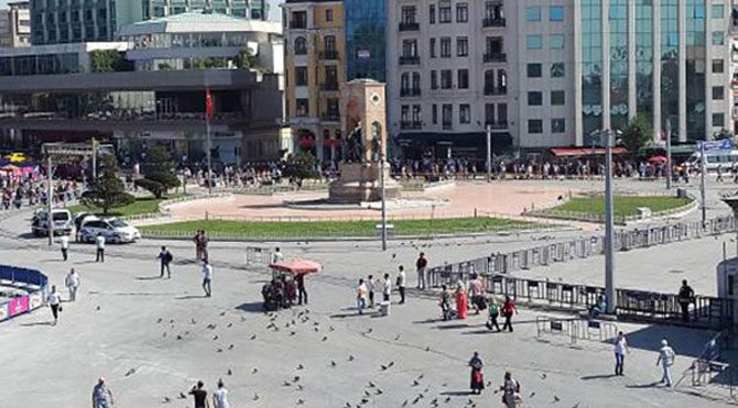 Taksim Cumhuriyet Anıtı'nın yanına bırakılan bir sırt çantası nedeni ile Taksim Meydanı kapatıldı. Taksimmeydani670