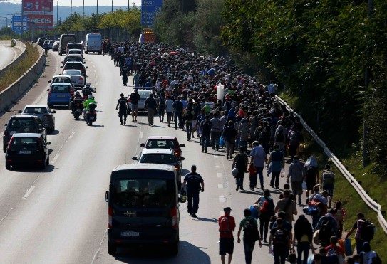 Macaristan’ın başkenti Budapeşte’deki Keleti istasyonunda bekletilen yüzlerce sığınmacı yürüyerek Avusturya’ya gitmeye başladı 2015-09-04t140531z_1688742350_lr2eb94134wom_rtrmadp_3_europe-migrants-hungary