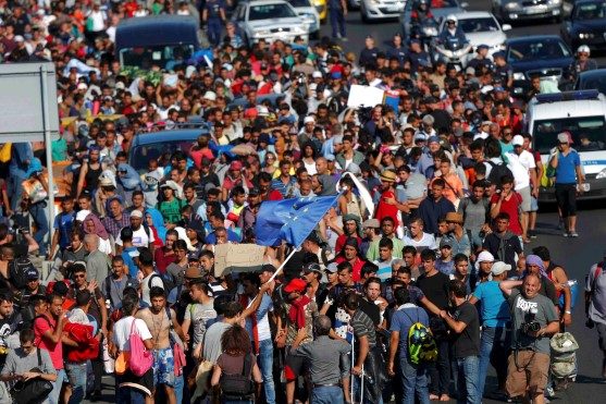 Macaristan’ın başkenti Budapeşte’deki Keleti istasyonunda bekletilen yüzlerce sığınmacı yürüyerek Avusturya’ya gitmeye başladı 2015-09-04t142132z_792871950_lr2eb9413vmoy_rtrmadp_3_europe-migrants-hungary