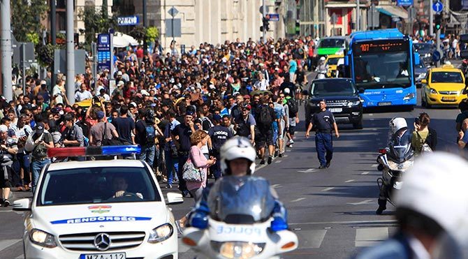 Macaristan’ın başkenti Budapeşte’deki Keleti istasyonunda bekletilen yüzlerce sığınmacı yürüyerek Avusturya’ya gitmeye başladı Avusr