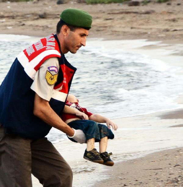 Bodrum'da cansız bedeni kıyaya vuran Aylan bebeği taşıyan Jandarma Astsubay Kıdemli Üstçavuş Mehmet Çıplak, o anları anlattı. Jandarma-o-anlari-anlatti-ic