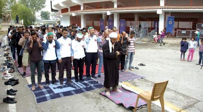 İmamdan sığınmacılara uyarı: "Avrupa’ya gitmeyin, onlar ne zaman Müslümanlara kardeş oldu, bize ne zaman yardım ettiler" Siginmaci