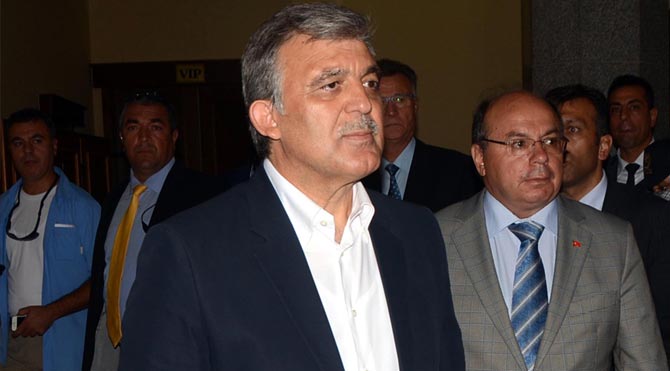 Abdullah Gül'ün AKP için "Bu pislik kolay kolay aklanmaz" diyerek yeni oluşum çalışmalarına başladığı iddia edildi. Gül iddiayı sert bir dille yalanladı. Abdullah-gul1