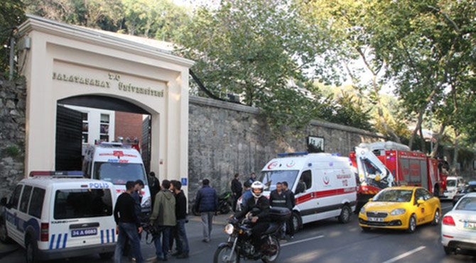 Galatasaray Üniversitesi'nde asansör tamiri yapan teknisyen Arif Arslan, kabinin aniden hareket etmesiyle kabin ile zemin arasında sıkışarak can verdi. Asansorcihan6702