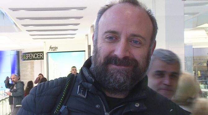 Ekrana döneceği iddia edilen Halit Ergenç, çıkan haberleri yalanladı. Halit-ergec-sli