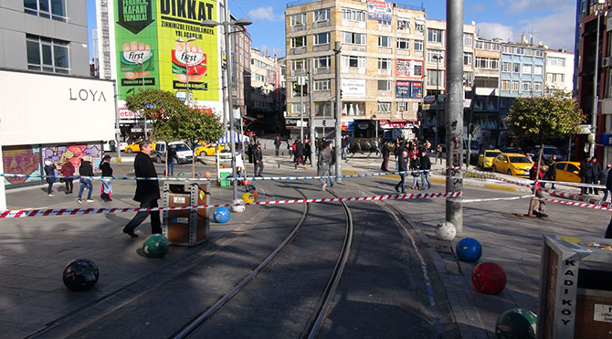 İstanbul'un Kadıköy ilçesi Altıyol meydanındaki bazı kafeler sabah saatlerinde Büyükşehir Belediyesi zabıta ekipleri tarafından yıkıldı. Kadikoy670cihan4