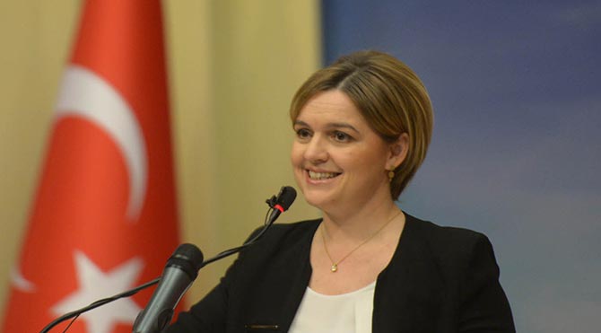 CHP Genel Başkan Yardımcısı Selin Sayek Böke, düzenlediği basın toplantısında Anayasa Komisyonu'nun dağılmasına ilişkin açıklamalarda bulundu. Manset-67010