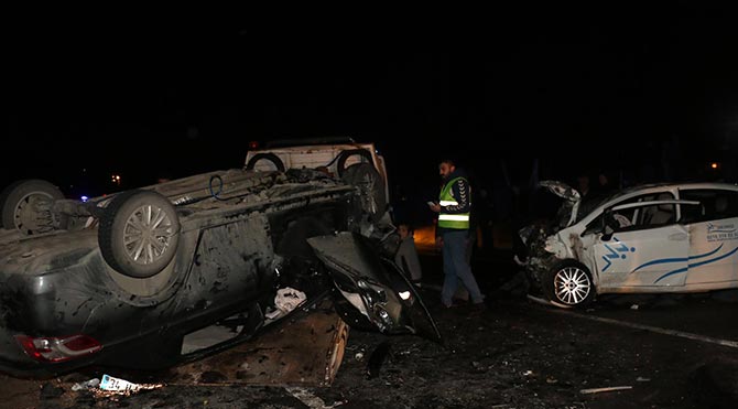 İstanbul Beykoz'da, iki otomobilin kafa kafaya çarpışması sonucu 2'si kardeş 3 kişi öldü. Manset-67025