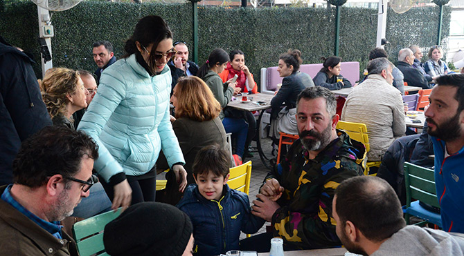 Cem Yılmaz, Bebek'e Ozan Güven, Zafer Algöz ve abisi Can Yılmaz'ın da bulunduğu kalabalık bir ekip ile çıkartma yaptı. Cem-yilmaz-sli-89