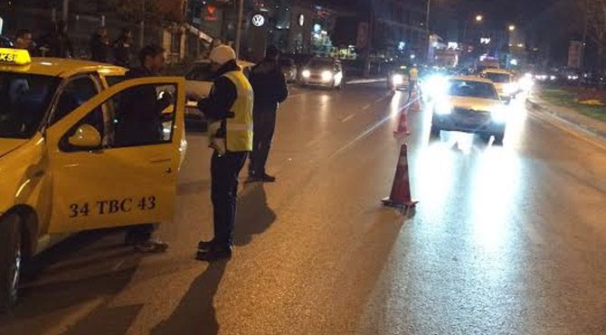 İstanbul Polisi, 39 ilçede eş zamanlı olarak huzur için asayiş denetimi düzenledi. Huzur-operasyonu2